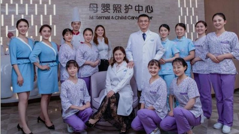 在宝宝进入游泳馆之前，家长应先做好以下准备工作：