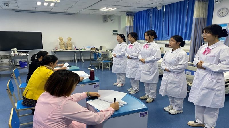 小标题：行业背景：母婴护理师需求日益增长